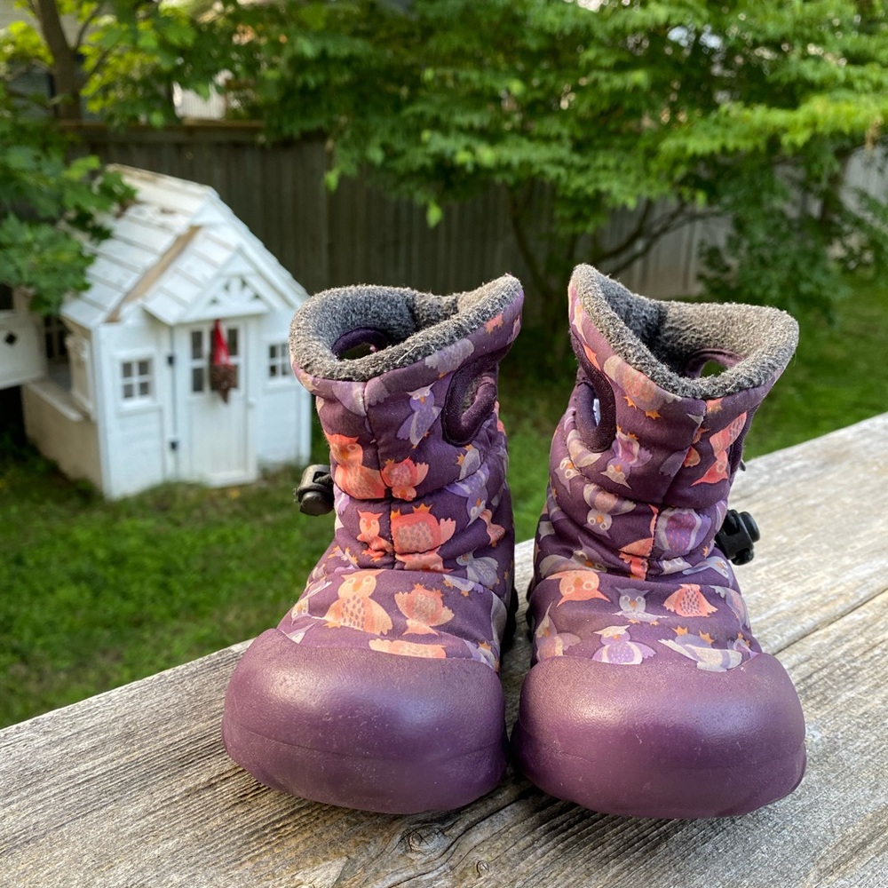 Bogs with pretty purple and pink owl print. B-moc style. Waterproof. Size C6/7